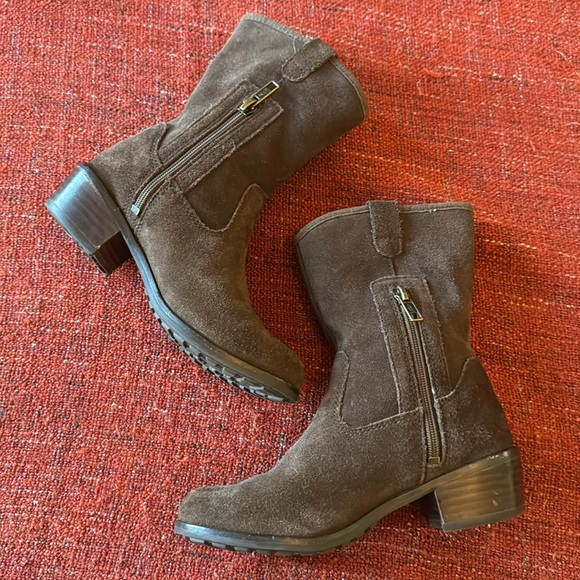 Girls UGG boots - Picture 3 of 16